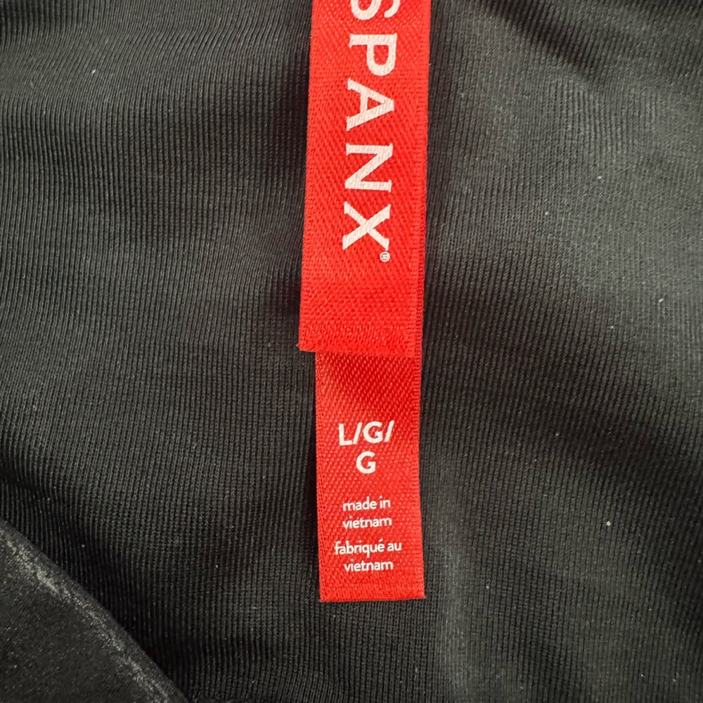 Faux Leather Moto Leggings | Very Black
Spanx / large pet & smoke free - Picture 6 of 6